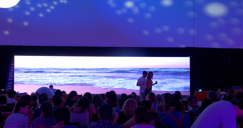 Público sentado en hamacas instaladas en Baluarte con motivo del ciclo de cine de verano Zinema Beach.
