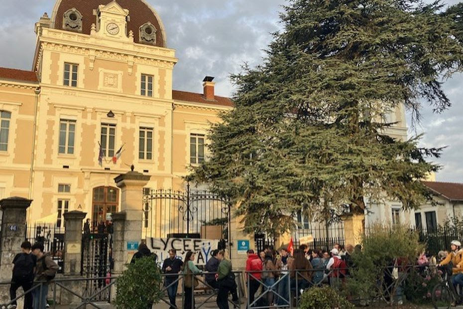 Agression d'un professeur au lycée : 'on est confrontés tous les jours à la violence', ses collègues suspendent les cours