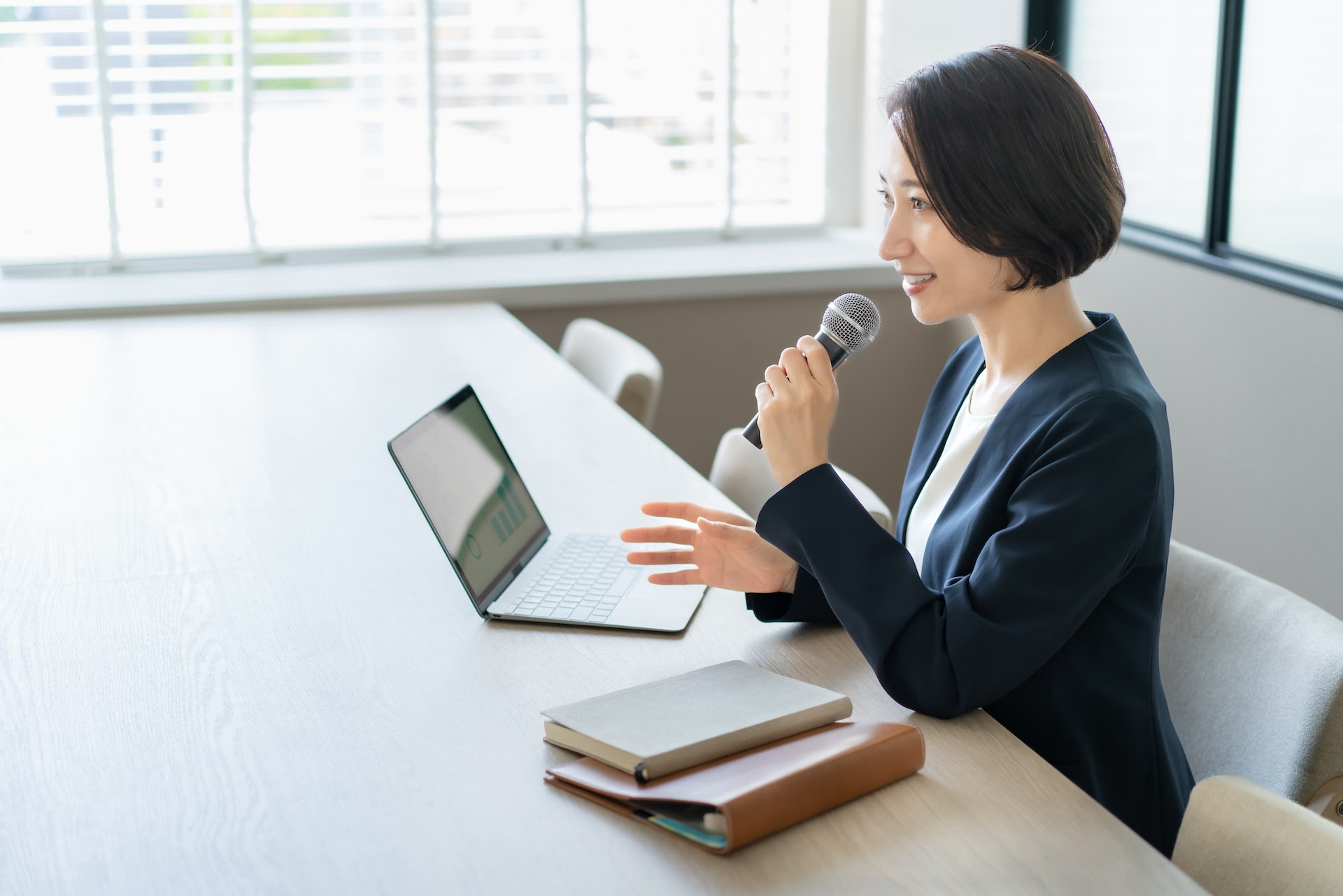 03_俯瞰の例_若々しさ_マイクでプレゼンする女性