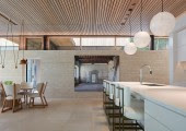 Los interiores han sido diseñados con cierto minimalismo y con la integración de distintos materiales.