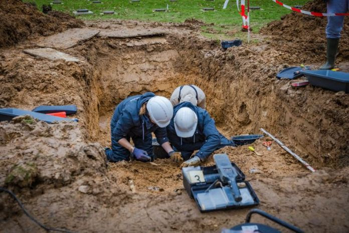Exhumation de la fosse commune du cimetière militaire allemand de Normandie où Nathan Baskind est enterré depuis 80 ans.