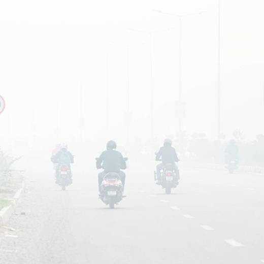 NEW DELHI, INDIA - NOVEMBER 17: A thick layer of smog seen engulfed amid rise in pollution levels at Dwarka, on November 17, 2024 in New Delhi, India. Photo by Vipin Kumar/Hindustan Times Delhi-NCR Air Quality Hits Hazardous Levels PUBLICATIONxNOTxINxIND