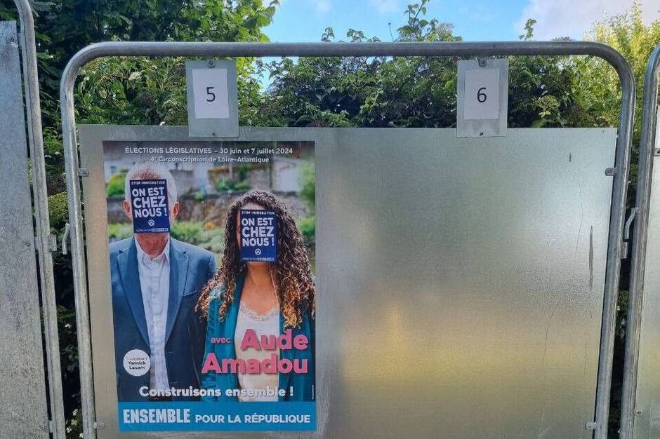 Des autocollants aux relents racistes ont été placardés sur l’affiche de la candidate macroniste Aude Amadou, à Pont-Saint-Martin.