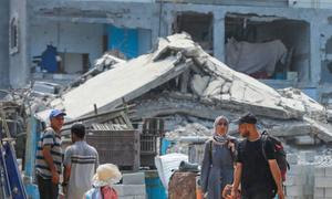 Una familia camina por las dañadas calles de Gaza.