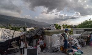 Una familia desplazada por la violencia de pandillas en Puerto Príncipe, Haití, vive en una tienda de campaña en el techo de un antiguo edificio gubernamental.