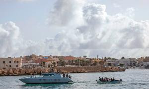 Refugiados y migrantes en una embarcación de madera rescatados cerca de la isla italiana de Lampedusa, en el mar Mediterráneo (archivo).