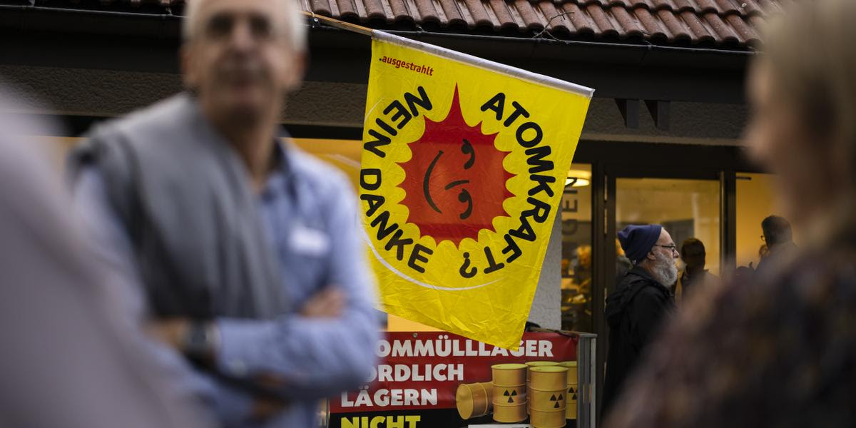 Aktivisten demonstrieren gegen ein Atommuelllager vor einer Informationsveranstaltung zur Standortwahl fuer ein Tiefenlager fuer Radioaktive Abfaelle in Stadel in der Region Noerdlich Laegern, am Donnerstag, 15. September 2022 vor der Mehrzweckhalle Hohentengen am Hochrhein. Die Nagra (Nationale Genossenschaft fuer die Lagerung radioaktiver Abfaelle) schlaegt nach fast 50-jaehriger Standortsuche die Region Noerdlich Laegern in der Zuercher Gemeinde Stadel fuer das Endlager von radioaktivem Abfall vor. Baustart ist fuer das Jahr 2045 vorgesehen, erste Abfaelle koennten um das Jahr 2050 eingelagert werden.. (KEYSTONE/Michael Buholzer)