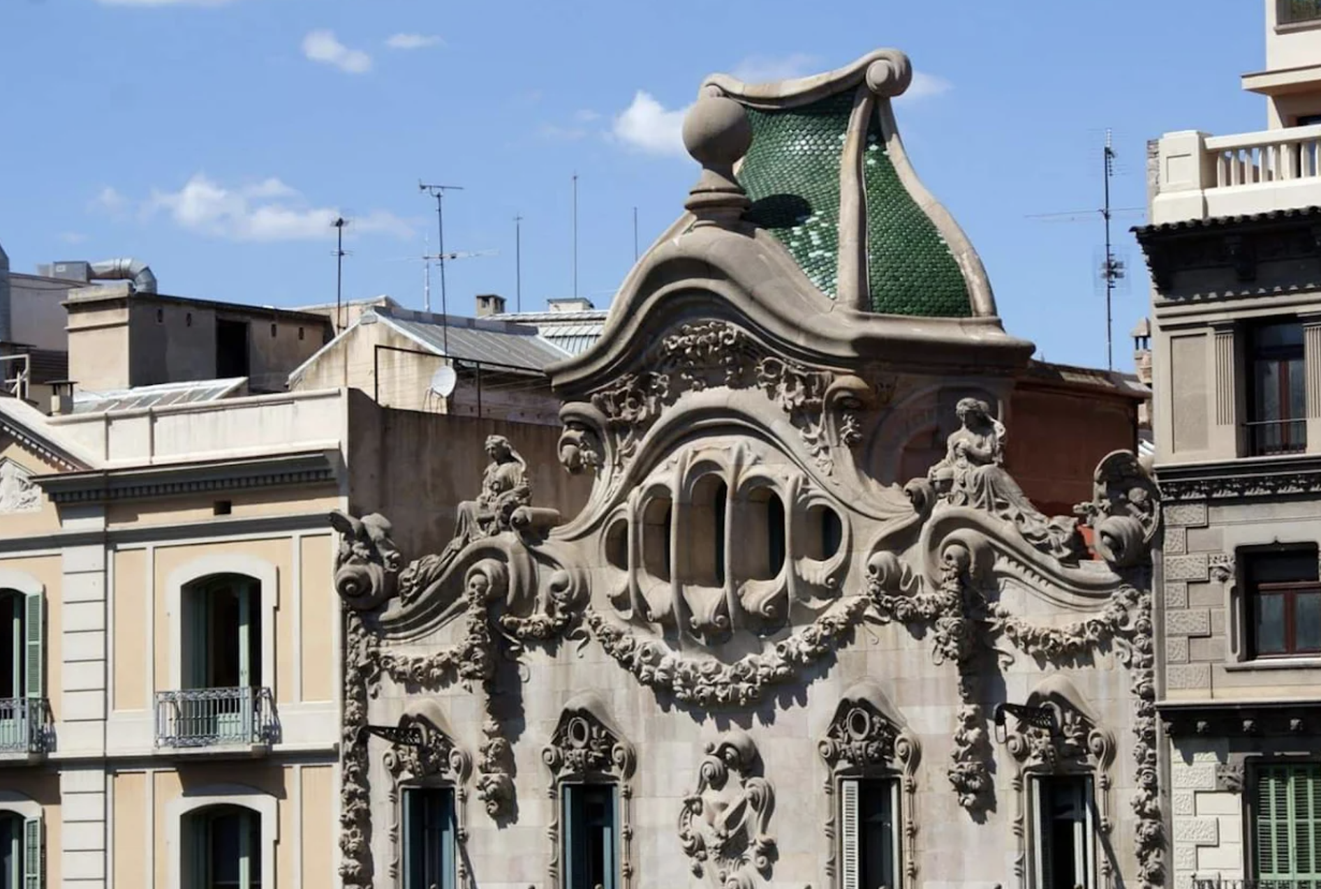 ¿Trabajar en una obra de arte? Así es la oficina en alquiler en la emblemática Casa Comalat de Barcelona