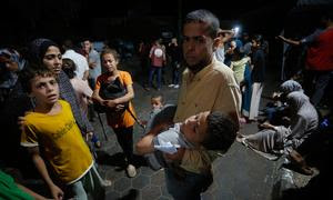 Las fuerzas israelíes atacaron tiendas de campaña en las que se refugiaban civiles desplazados cerca del hospital Al-Aqsa, en una zona en la que se había ordenado a los habitantes del norte de Gaza que se trasladaran.