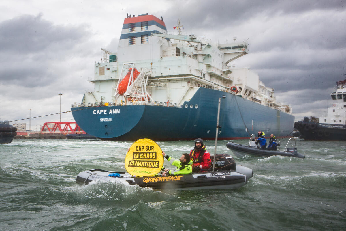 Nos activistes devant le terminal méthanier du Havre tiennent une banner "Cap sur le chaos climatique"