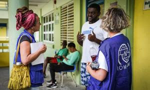 Personal de la OIM evalúa las necesidades de las personas desplazadas en un refugio temporal en la parte continental de San Vicente. 