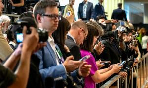 Periodistas esperando declaraciones de los integrantes del Consejo de Seguridad