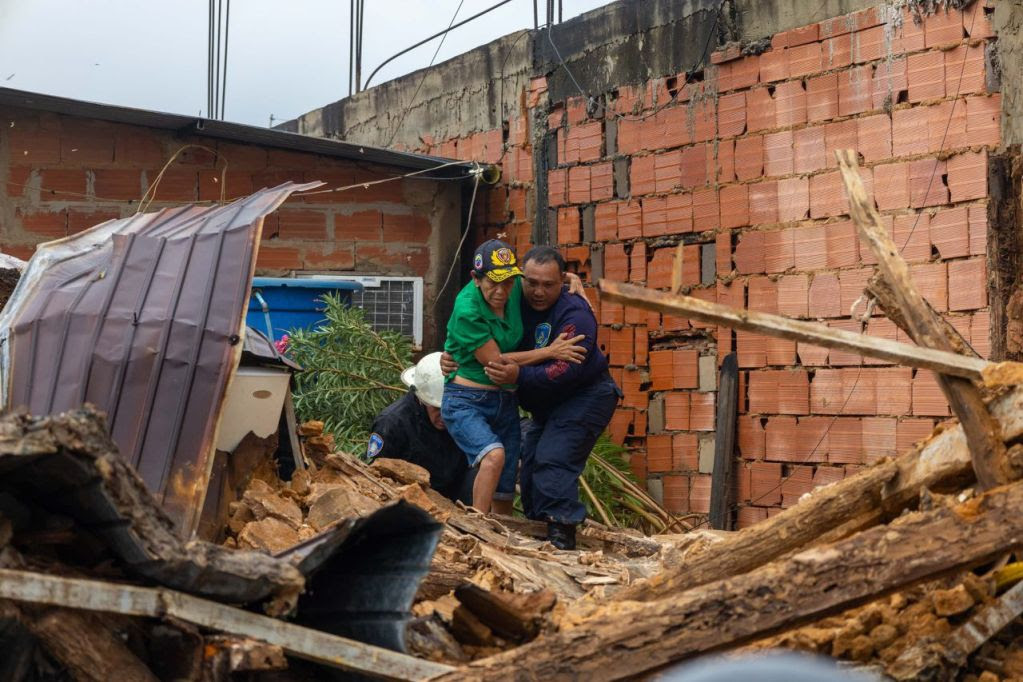 Intensas lluvias en Maracaibo provocan desplome de vivienda y casas anegadas (Fotos)