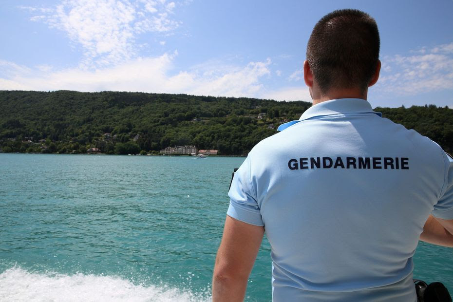 Bouées tractées, plongeoir interdit : le rappel à l'ordre des gendarmes face aux mauvaises pratiques sur le lac d'Annecy