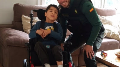 Agentes de la Guardia Civil asisten a un menor que se había atragantado con un tapón en Valdeolmos-Alalpardo