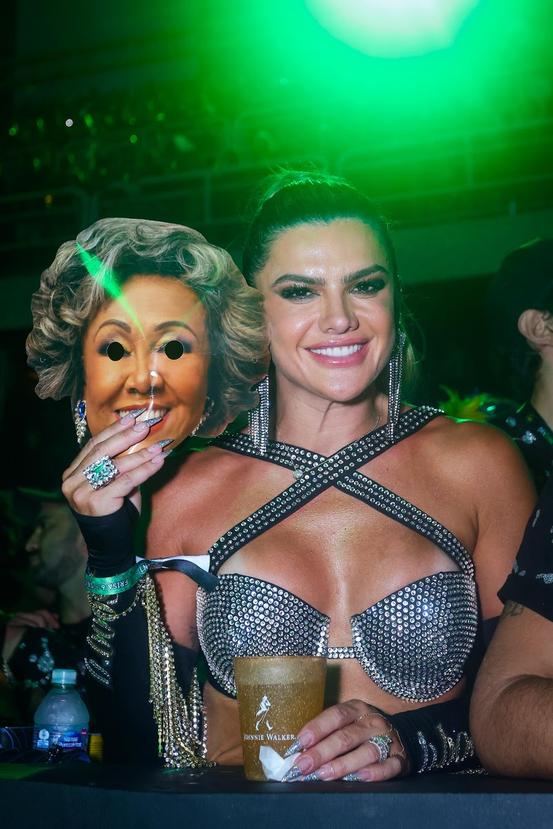 Com presença de Deborah Secco, José Loreto, Agatha Moreira e Rodrigo Simas, Camarote Nº1 agita Sapucaí em segunda noite de desfiles 115