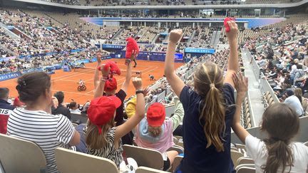 Paralympiques 2024 : avec des groupes scolaires venus en masse et des enfants en supporters enflammés, c'est mercredi tous les jours à Roland-Garros