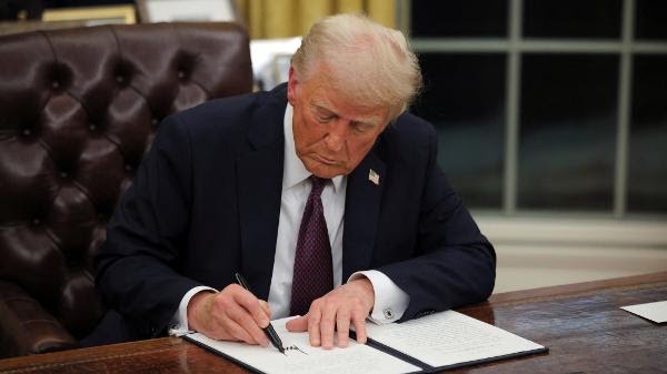    Trump assume, perdoa invasores do Capitólio e abandona Acordo de Paris