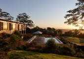 La vivienda se ubica en un ecosistema en sí mismo, rodeado de jardines frutales, una piscina, sauna, jacuzzi y zonas regeneradas de bosque tropical.