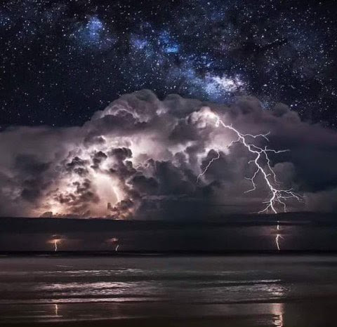 Lightning-storm-near-beach