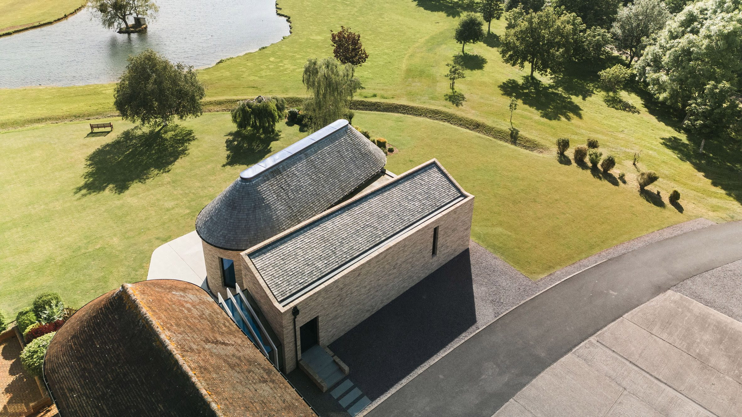 La Malvern Pool House, está ubicada en el corazón de Warwickshire, Inglaterra y ha sido diseñada por el estudio Klas Hyllén Architecture.