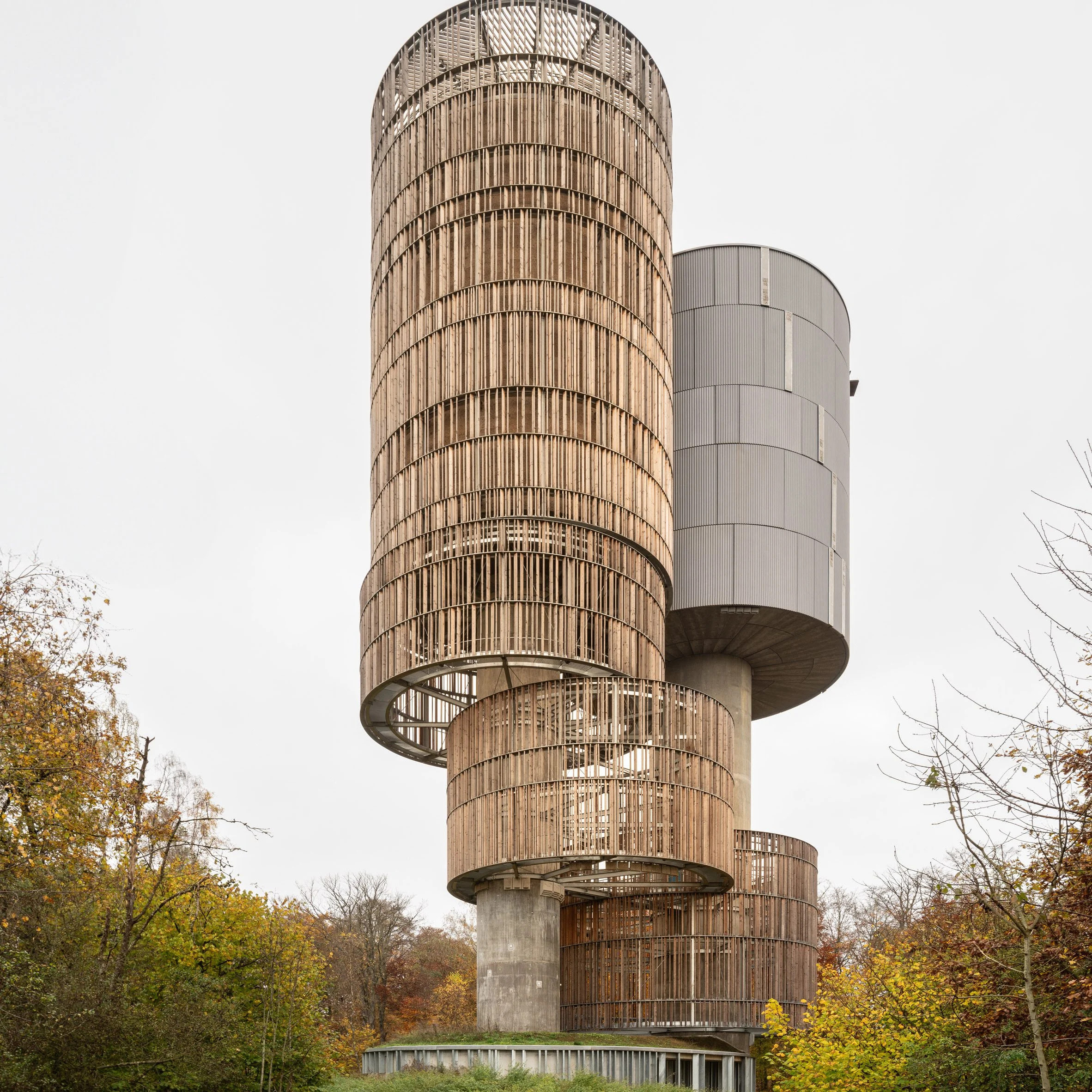 Temperaturas Extremas Arquitectos ha diseñado una torre de agua única en el distrito de Kirchberg, Luxemburgo.