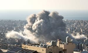 Una columna de humo causada por el impacto de un misil es visible sobre el barrio de Haret Hreik de Beirut, Líbano, el 15 de noviembre.