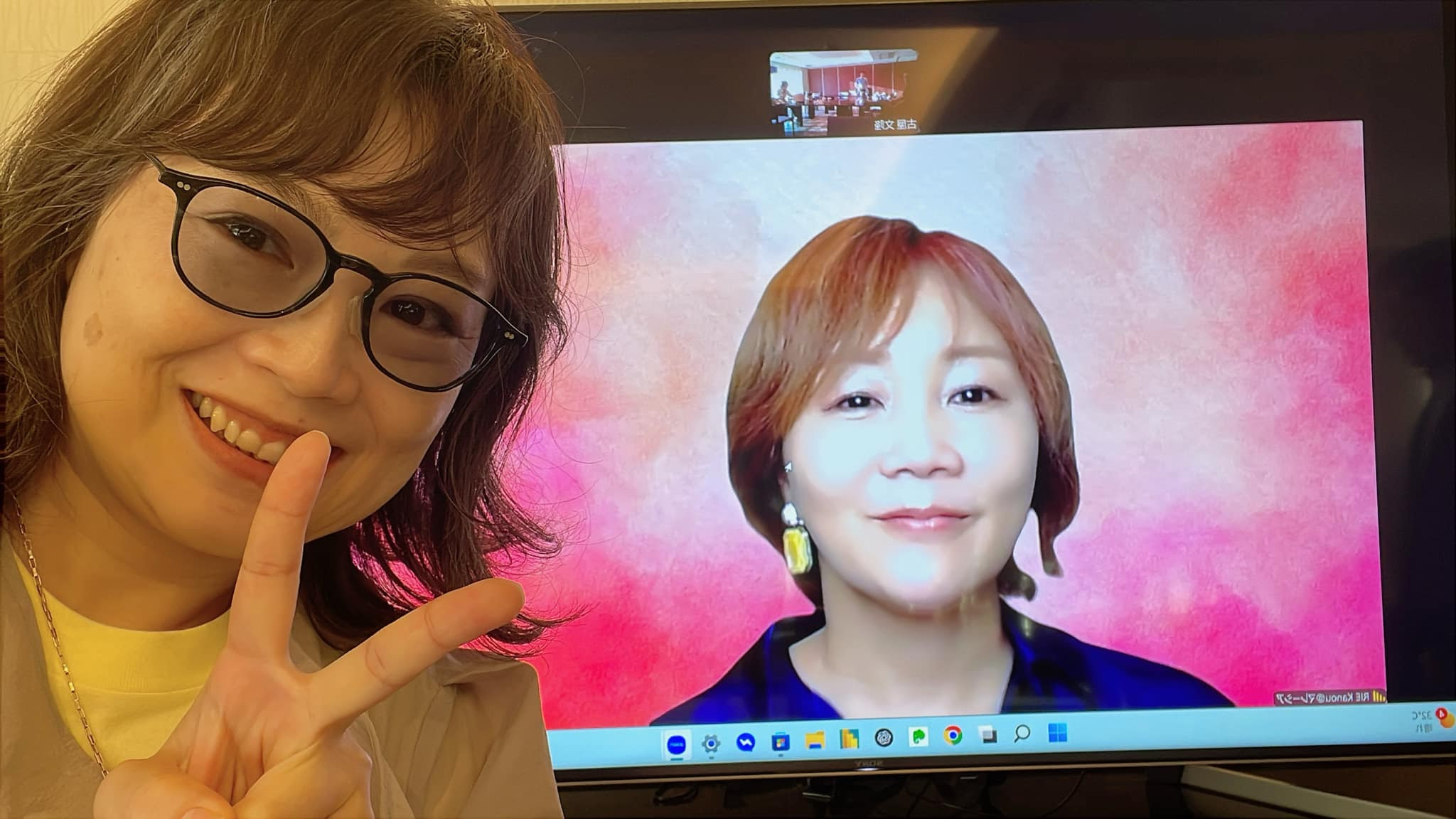 2人、テレビ、ニュースルーム、テキストの画像のようです