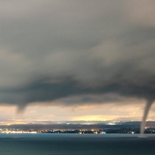 Eine Wasserhose ueber dem Bodensee fotografiert am Sonntag, 26. August 2018. Der Temperaturabfall am Wochenende sorgte fuer ideale Bedingungen fuer die Entstehung einer Wasserhose, welche auftritt, wenn eine grosse, warme Wasserflaeche bei gleichzeitig starker vertikaler Temperaturabnahme in der Hoehe trifft. (KEYSTONE/Dominic Kurz)