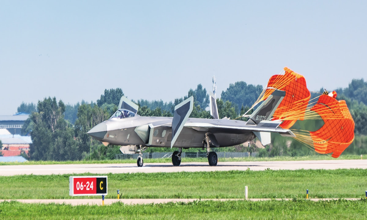 Egy J-20-ast 2023. július 26-án mutatnak be a 26. Changchun Airshow-n Changchunban, az északkelet-kínai Jilin tartományban. Fotó: VCG