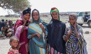 Mujeres y niñas de una aldea de la región de Tadjourah, en Yibuti, donde un movimiento comunitario ha conseguido que se abandone la mutilación genital femenina. 