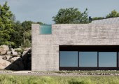 El edificio se integra en el paisaje, evocando la textura y el color de las rocas de los Apalaches, y armonizando con los tonos grises y marrones que rodean el sitio.