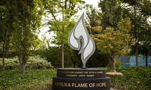 Llama de la Esperanza Kwibuka en homenaje a las víctimas del genocidio de 1994 contra los tutsis en Ruanda se instala en la sede de la ONU.