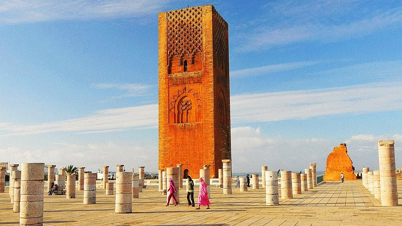 Gente caminando frente a la Torre Hassan, en Rabat, Marruecos