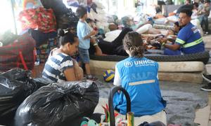 Los refugiados afectados por las lluvias e inundaciones en Río Grande del Sur, Brasil, se alojan en albergues temporales.