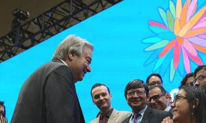 El Secretario General António Guterres (izquierda) se reúne con los participantes de la conferencia sobre biodiversidad COP16 en Cali, Colombia.