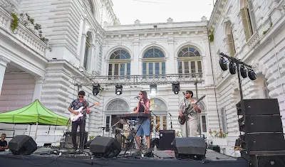 Evento Rock en el Playón en La Plata: Bandas emergentes como Inés Mauri, 2001, Minimor y Úrsula Pomelo actuando en el estacionamiento del Palacio Comunal