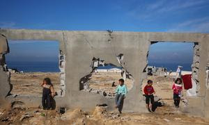 Varios niños se reúnen junto a un edificio destruido en Al Nuseirat, en el centro de la Franja de Gaza.