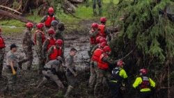 Le squadre di soccorso statunitensi alla ricerca dei dispersi ai piedi del fiume Guadalupe