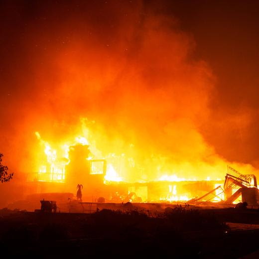 USA, Flächenbrand in Moorpark, Kalifornien MOORPARK, CA - NOVEMBER 06: Flames engulf a structure during a fast-moving wildfire on November 6, 2024 in Moorpark, California. California is being lashed by powerful winds that fed the Mountain Fire, which destroyed homes and forced hundreds of residents to flee in Ventura County. PUBLICATIONxNOTxINxCHN Copyright: xVCGx 111529024223