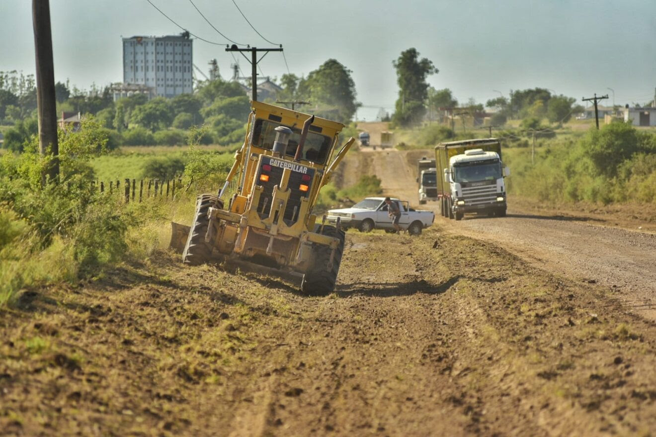 Se mejora el tránsito vehicular sobre un camino vecinal