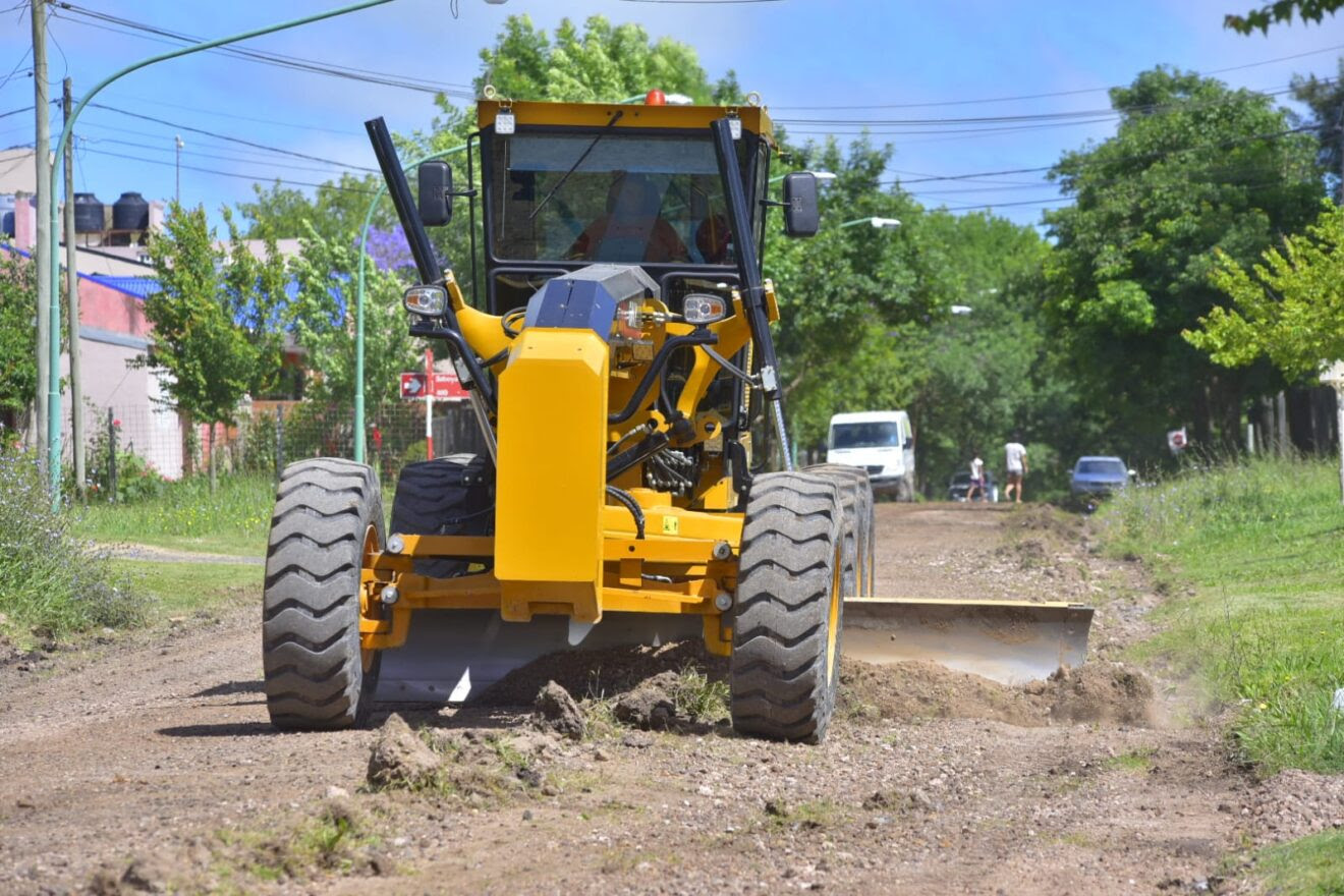 Con maquinaria municipal se repasan calles y se marcan cunetas