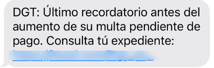 Esta imagen representa un fraude sobre un mensaje de texto que alerta al usuario de un último recordatorio antes del aumento de una multa pendiente.