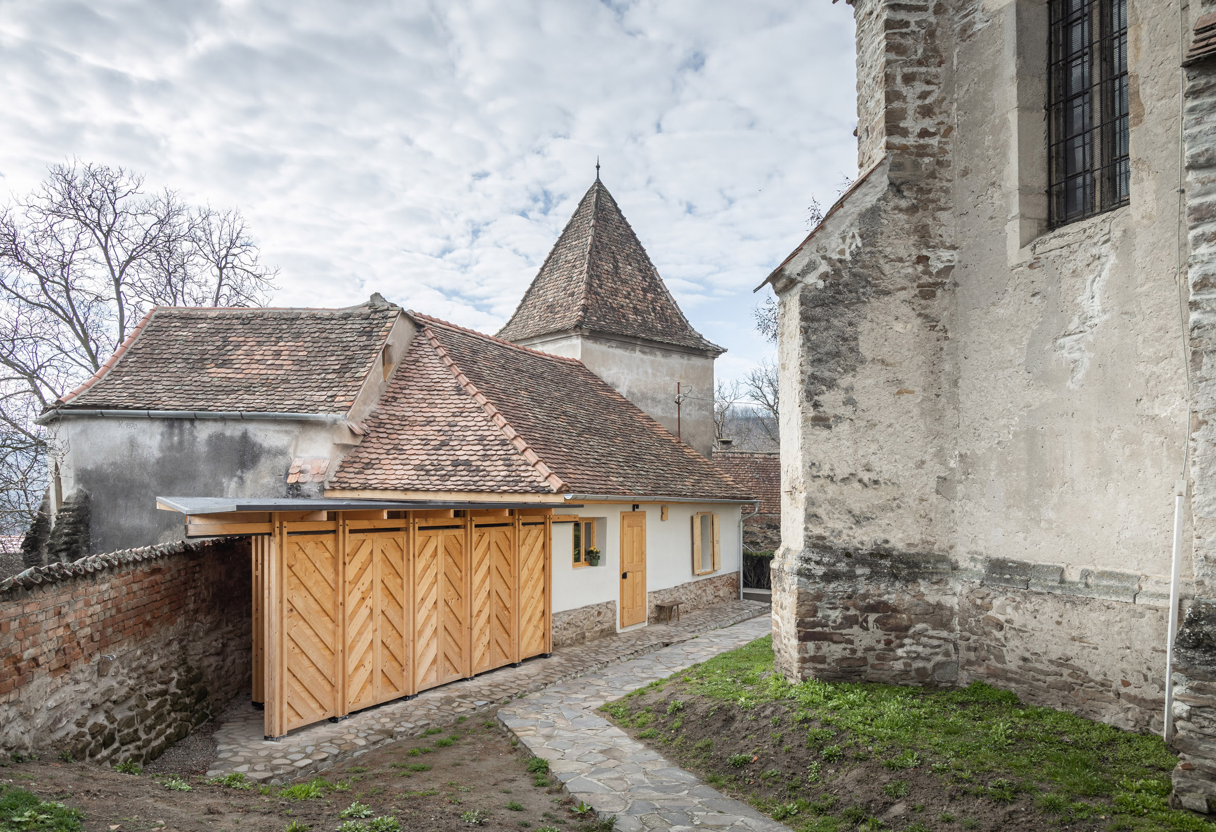 El estudio Modul 28 ha renovado y ampliado una iglesia fortificada situada en el pintoresco pueblo de Curciu (Transilvania).