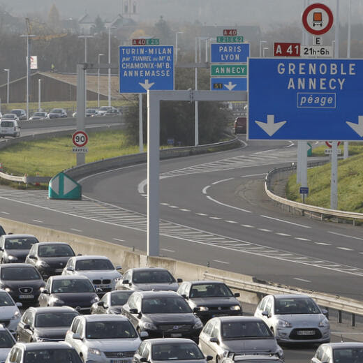 Une longue file de voitures lundi matin avant le passage de la douane de Bardonnex sur l'autoroute menant à Genève.