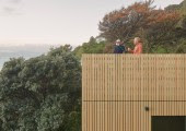 La Torre Karaka, concebida por el estudio Arête Architects, se encuentra en una ladera boscosa de Wellington (Nueva Zelanda).