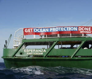 Op de boot Esperanza hangt het spandoek met de tekst 'Get ocean protection done'