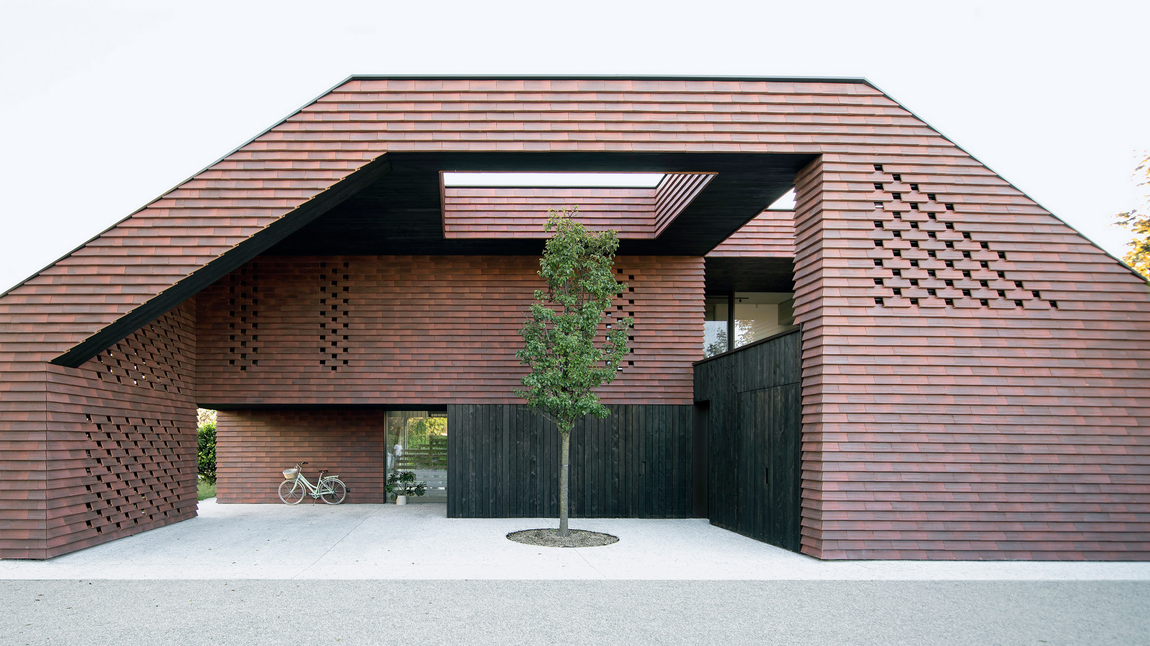 La Frame House es una residencia unifamiliar ubicada en Liubliana, la capital eslovena, la cual destaca por su forma geométrica y gran marquesina de entrada.