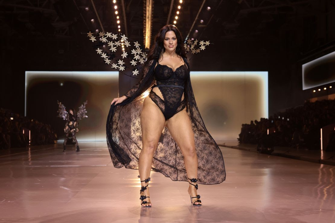 Ashley Graham camina por la pasarela del Victoria's Secret Fashion Show 2024.
