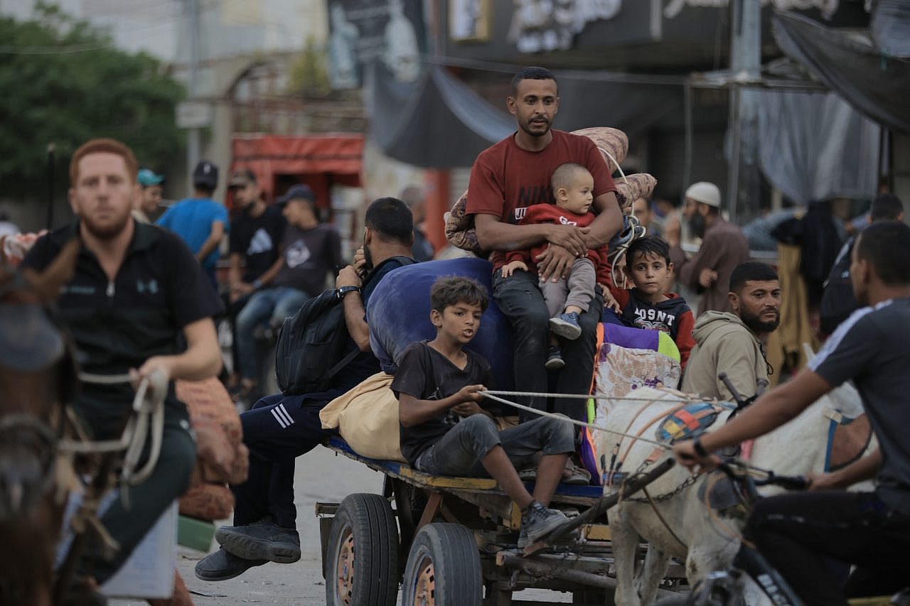 Palestinians fleeing on the outskirts of Jabalia refugee camp, October 8, 2024. (Bilal Salem)